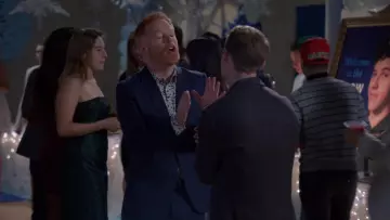 Le costume de Mitchell Pritchett (Jesse Tyler Ferguson) dans Modern Family (S08E09)