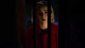 The red coat of Sabrina Spellman (Kiernan Shipka) in The new adventures of Sabrina S01E03
