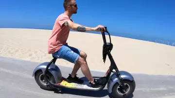 Les sneakers Nike Air Huarache Drift portées par Squeezie dans la vidéo YouTube ON ROULE EN HARLEY DAVIDSON (Vlog Los Angeles 1)