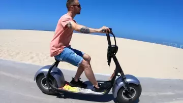 Les sneakers Nike Air Huarache Drift portées par Squeezie dans la vidéo YouTube ON ROULE EN HARLEY DAVIDSON (Vlog Los Angeles 1)