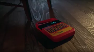 The dictée magique (Speak & Spell) in Ash vs Evil Dead S03E05