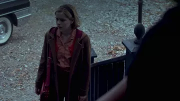 The school bag red plaid Sabrina Spellman (Kiernan Shipka) in The new adventures Sabrina S01E08