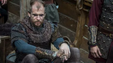 Mitones de cuero de Floki (Gustaf Skarsgård) en Vikings S04E05