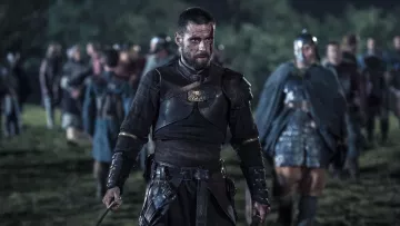Charretera de cuero de Finan (Mark Rowley) en The Last Kingdom S02E01