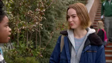 Veste bleu marine avec du noir borg collier porté par Casey Gardner (Brigette Lundy-Paine) comme on le voit dans Atypiques S01E06