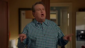 The plaid shirt of Cameron Tucker (Eric Stonestreet) in Modern Family (S08E13)