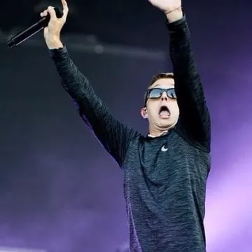 Le t-shirt gris à manches longues Nike porté par Vald en concert sur l'Instagram de @vald_visage