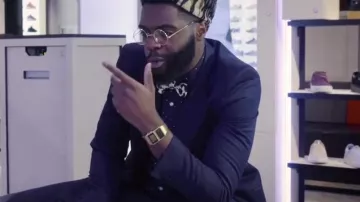 El reloj LCD Casio dorado de Dycosh en el vídeo "Dycosh & Nawell Madani" de Bail 2 Sneakers