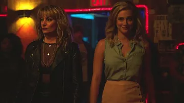 Short shirt with tie blue Betty Cooper (Lili Reinhart) in Riverdale (S02E08)