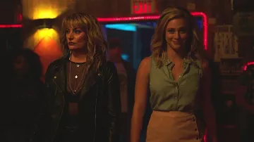 Pink skirt Betty Cooper (Lili Reinhart) in Riverdale (S02E08)