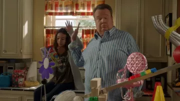 The shirt with blue stripes of Cameron Tucker (Eric Stonestreet) in Modern Family (S08E14)