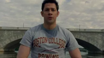 The gray t-shirt Boston College Jack Ryan (John Krasiński) in Jack Ryan S01E01