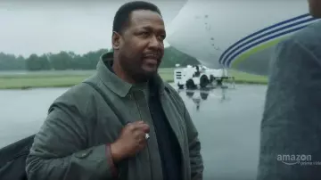La veste en daim grise de James Greer (Wendell Pierce) dans Jack Ryan S01E01