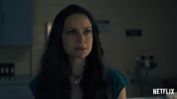 Colgante de medalla de plata de Olivia (Carla Gugino) en The Haunting of Hill House (S01)