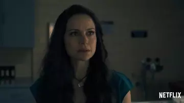 Le pendentif médaillon à photo argenté de Olivia (Carla Gugino) dans The Haunting of Hill House (S01)