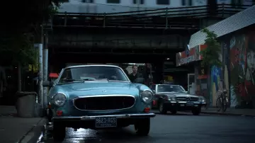 La voiture bleu Volvo P1800 E dans Gotham S03E01