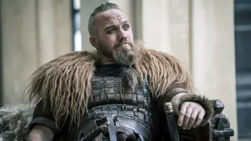 Erik (Christian Hillborg) longue fourrure comme on le voit dans Le Dernier Royaume S02E06