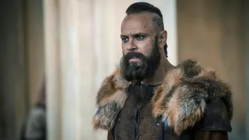 Sigefrid (Björn Bengtsson) viking fourrure comme on le voit dans Le Dernier Royaume S02E06