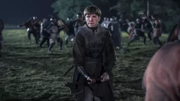 Hacha vikinga de Osferth (Ewan Mitchell) vista en The Last Kingdom S02E01