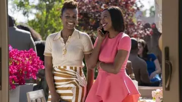 La robe peplum rose de Molly Carter (Yvonne Orji) dans Insecure S03E06