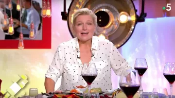 Le chemisier imprimés coeur The Kooples porté par Anne-Élisabeth Lemoine dans C à Vous du 18 septembre 2018