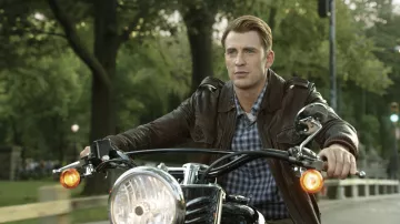 The leather jacket, Captain America / Steve Rogers (Chris Evans) in Captain America : First Avenger