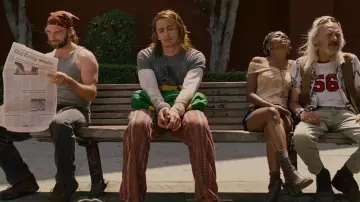 Le pantalon bordeaux de Saul Silver (James Franco) dans Délire Express (Pineapple Express)