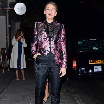 Le blazer rose Dolce & Gabbana de Blake Lively sur le compte instagram de @blakelively