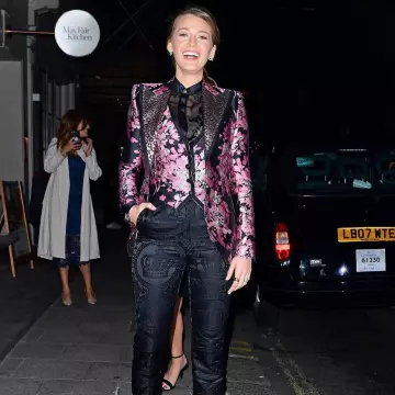 Le blazer rose Dolce & Gabbana de Blake Lively sur le compte instagram de @blakelively