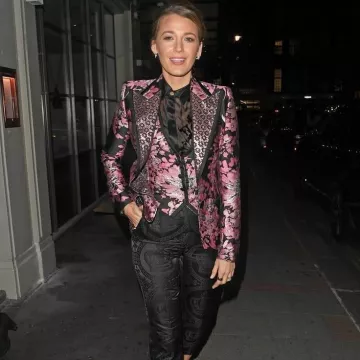 Le pantalon noir Dolce & Gabbana de Blake Lively pour l'avant première de A Simple Favor sur instagram de @blakelively