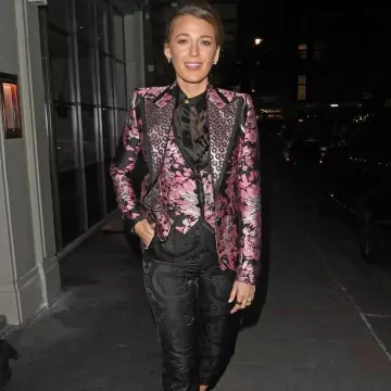 Le pantalon noir Dolce & Gabbana de Blake Lively pour l'avant première de A Simple Favor sur instagram de @blakelively