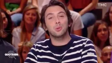 El suéter marinero Holiday Boileau de Etienne Carbonnier en Quotidien del 19 de septiembre de 2018