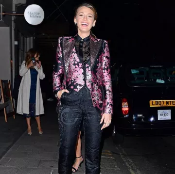 Dolce & Gabbana rose Blazer porté par Blake Lively, pendant et après la partie pour Une Simple Faveur de la Promotion de