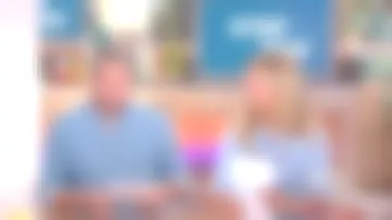La camiseta azul "Sábado 15h51" de Pauline Clavière en C l'hebdo del 15/09/2018