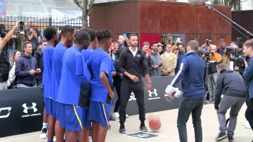 Le sweatshirt à capuche Under Armour de Stephen Curry dans la video "Je rencontre mon joueur NBA préféré ! Steph Curry à Paris !"