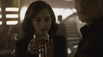 la bague à pierre verte de Qi'ra (Emilia Clarke) dans Solo : A Star Wars Story