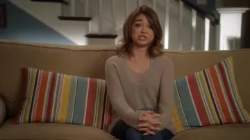 Le pull leger beige de Haley Dunphy (Sarah Hyland) dans Modern Family (S08E14)