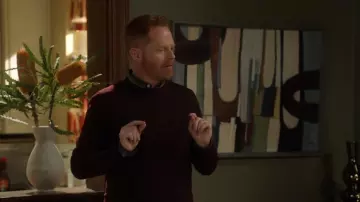 Le pull bordeau de Mitchell Pritchett (Jesse Tyler Ferguson) dans Modern Family (S08E15)