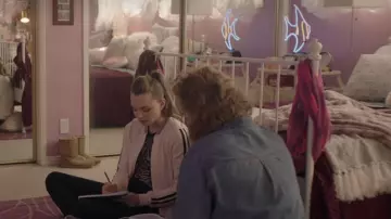 La lampe LED néon dans la chambre de Veronica (Kristine Froseth) dans Sierra Burgess Is a Loser