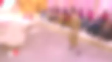 The yellow dress and the black of Daphne Bürki in I love you etc... (18/09/18)