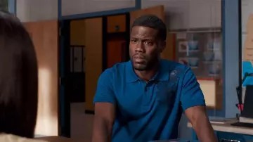 Le polo bleu Alexander McQueen à plume de paon de Teddy Walker (Kevin Hart) dans Night School