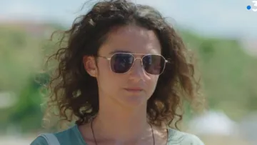 Gafas de sol doradas de Emma (Pauline Bression) en Plus belle la vie S14E3627