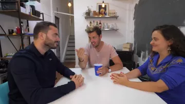 The pink t-shirt from Pierre Croce in the YouTube video Punchlines rappers VS Punchlines amateur ?