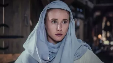 Gisela's (Peri Baumeister) blue medieval veil as seen in The Last Kingdom S02E03