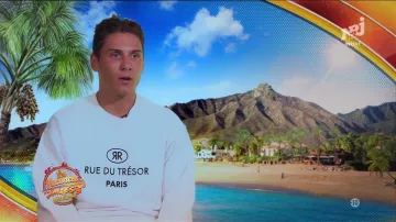 La sudadera blanca "Treasure Street" de Bryan en Angels Holiday 3 Episodio 17