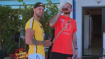 Camiseta naranja 'DSNY' de Raphael Heron Preston en Vacances des Anges 3 Episodio 17