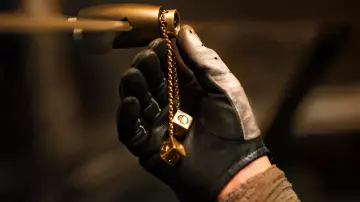 La réplique des dés fétiches de Han Solo (Alden Ehrenreich) dans Solo : A Star Wars Story
