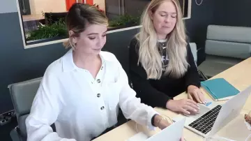 La camisa blanca de Zoella (Zoe Sugg) con botones de cuerno marrón en su video "What I've Been up to Recently"