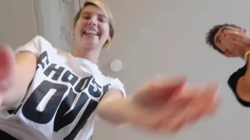 Le t-shirt blanc "Choose Love" de Zoella (Zoe Sugg) dans sa vidéo "What I've Beeb Up To Recently"