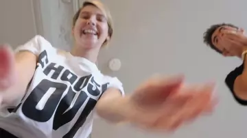 Le t-shirt blanc "Choose Love" de Zoella (Zoe Sugg) dans sa vidéo "What I've Beeb Up To Recently"